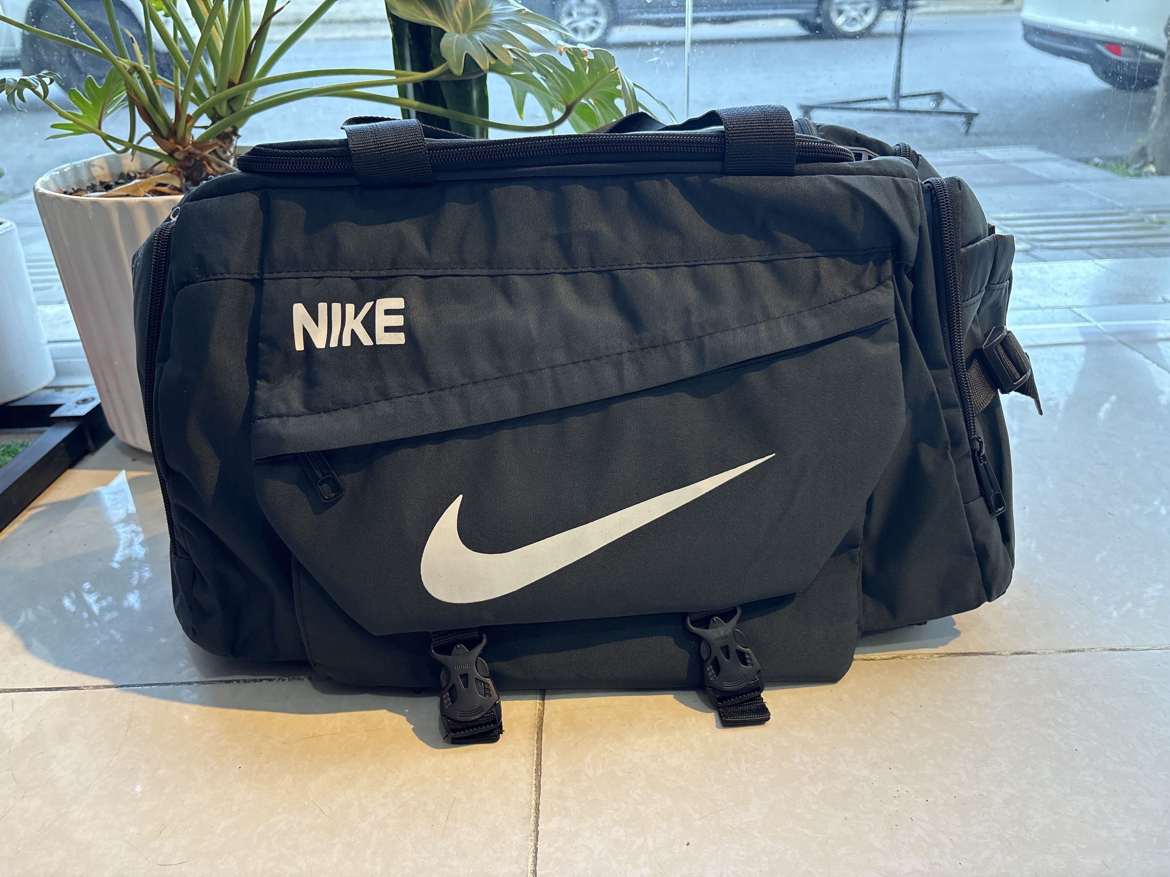 نمای اصلی ساک کوله دوقفل نایک