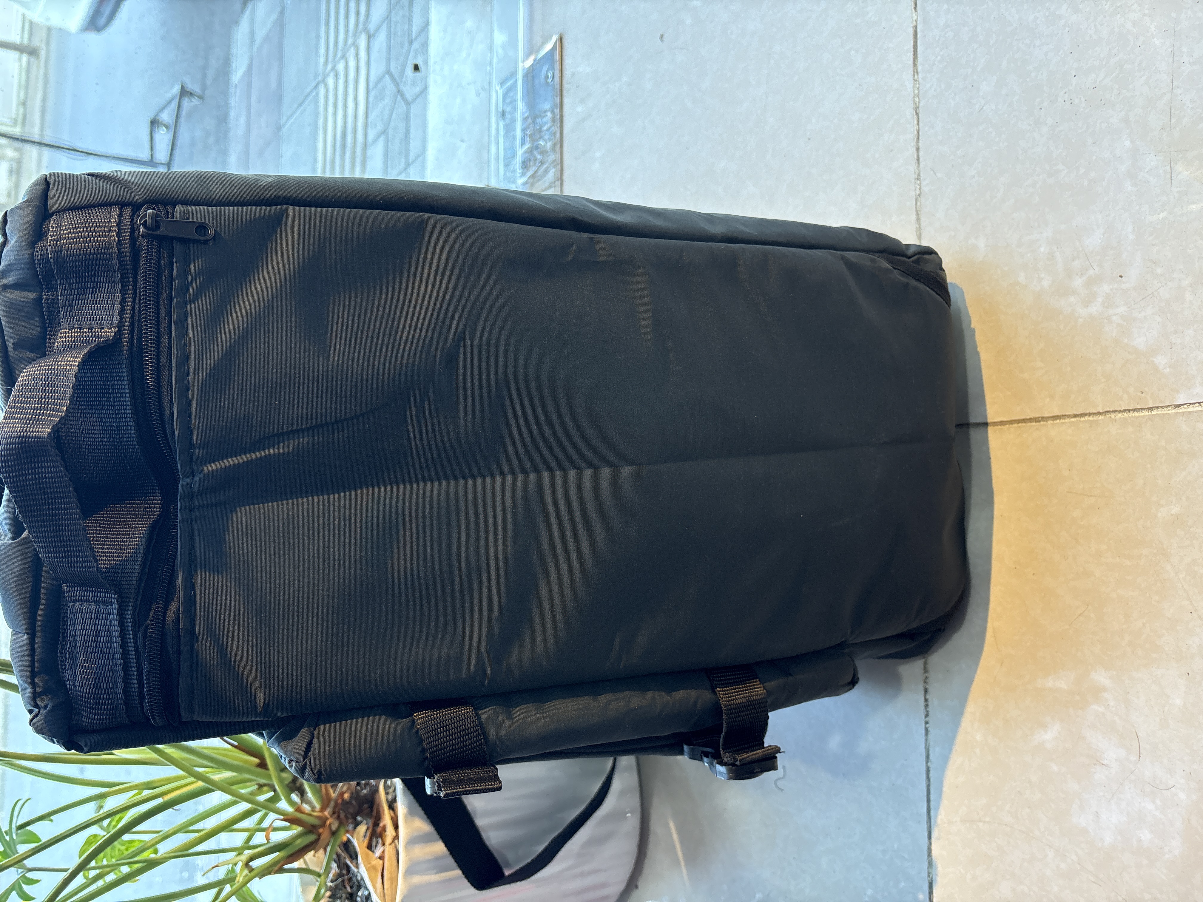 زیر کیف در حالت دوشی و زیپ بسته